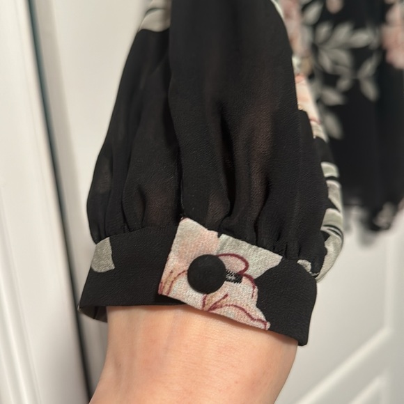 Guess blouse size Medium - Picture 4 of 4